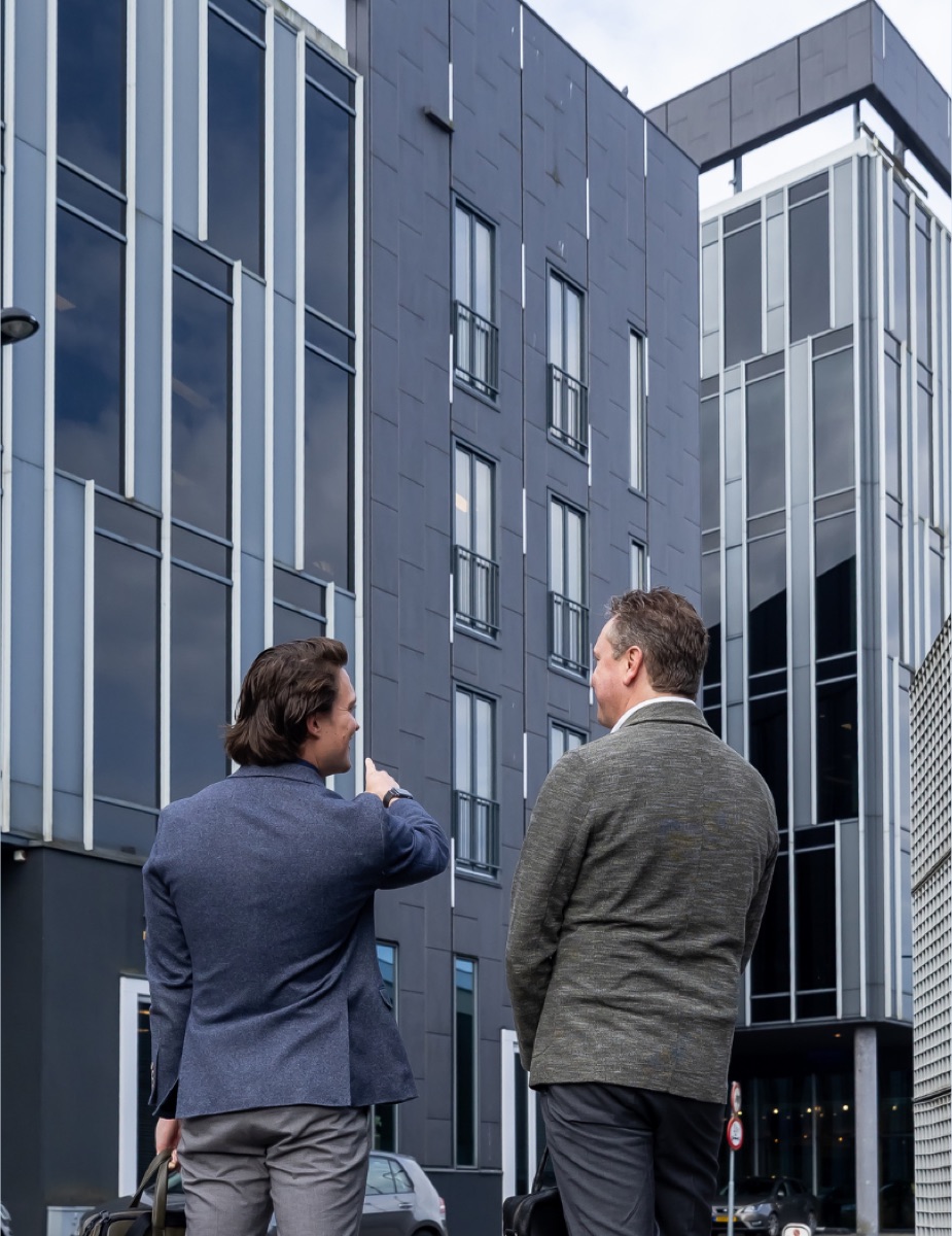 Bedrijfsmakelaars voor een modern kantoorgebouw
