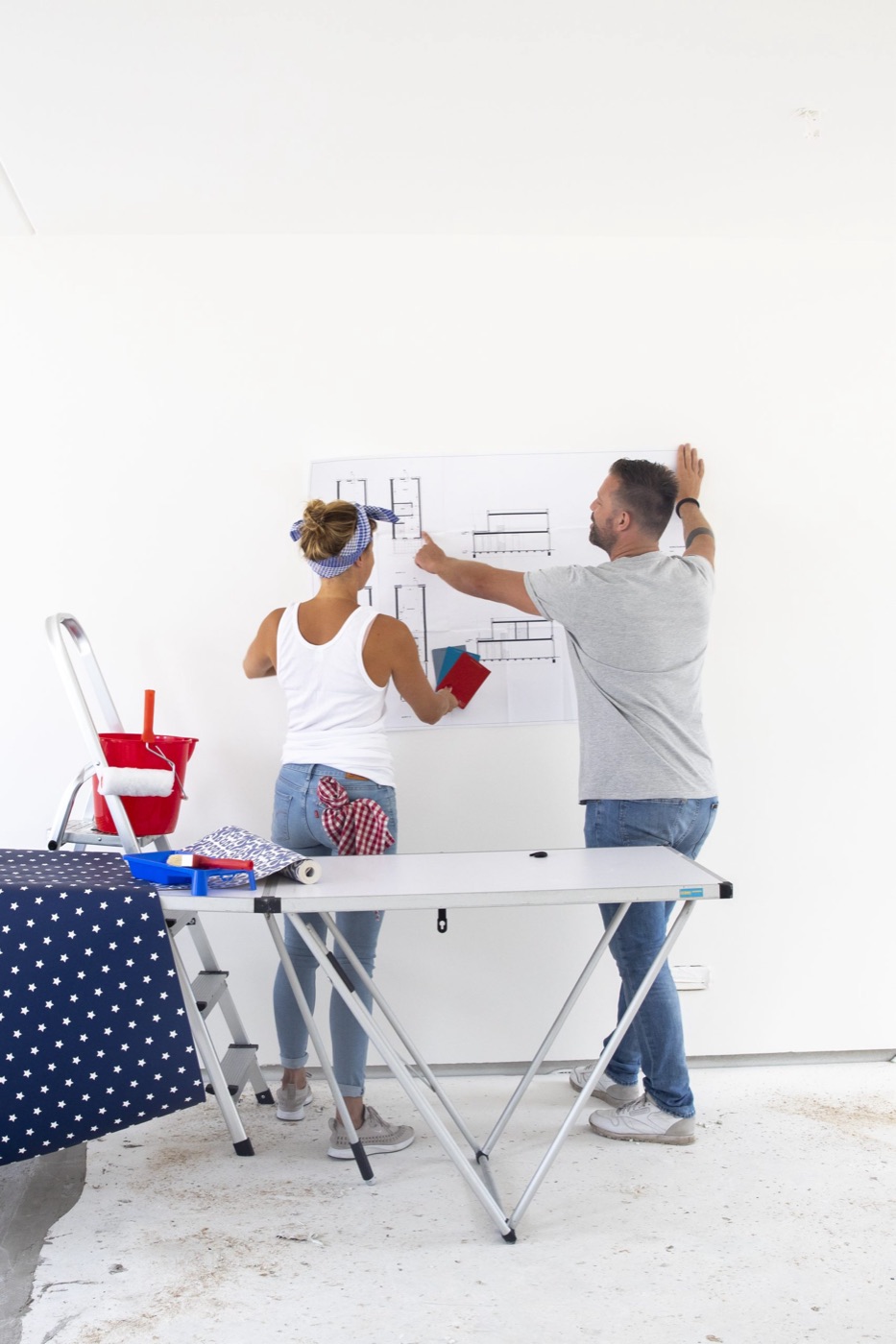 Stel bekijkt de bouwtekening van hun nieuwbouwwoning